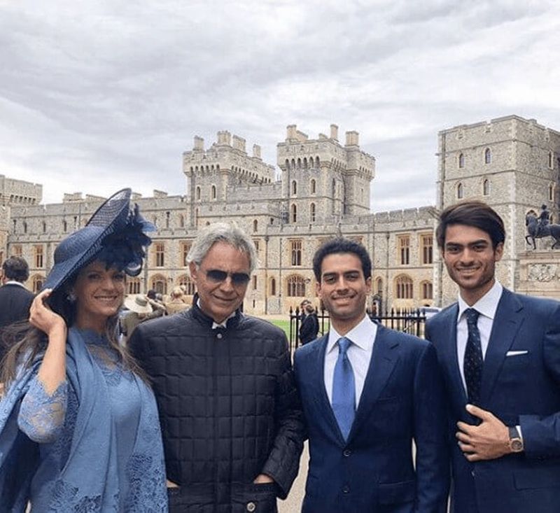 Amos Bocelli veljensä, isänsä ja äitipuolensa kanssa Lähde: Instagram