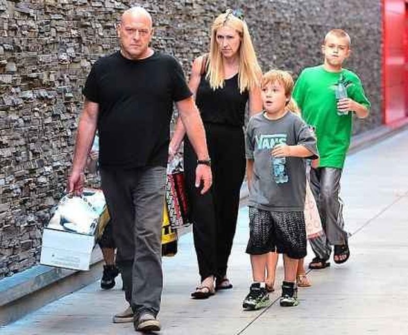 Bridget Norris šeimos nuotrauka kartu su vaikais ir vyru Šaltinis: „Daily Mail“