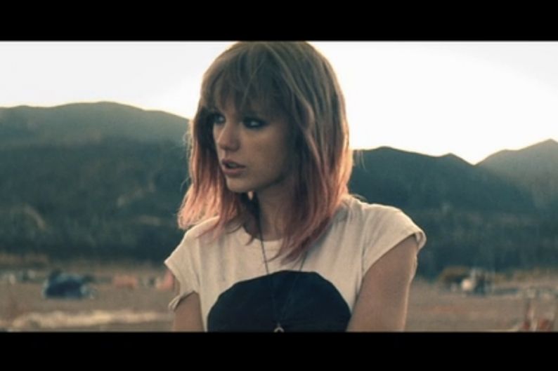 Taylor Swift의 'I Knew You Were Trouble' 비디오는 Lana Del Rey의 'Ride'가 다시 시작되었습니다.